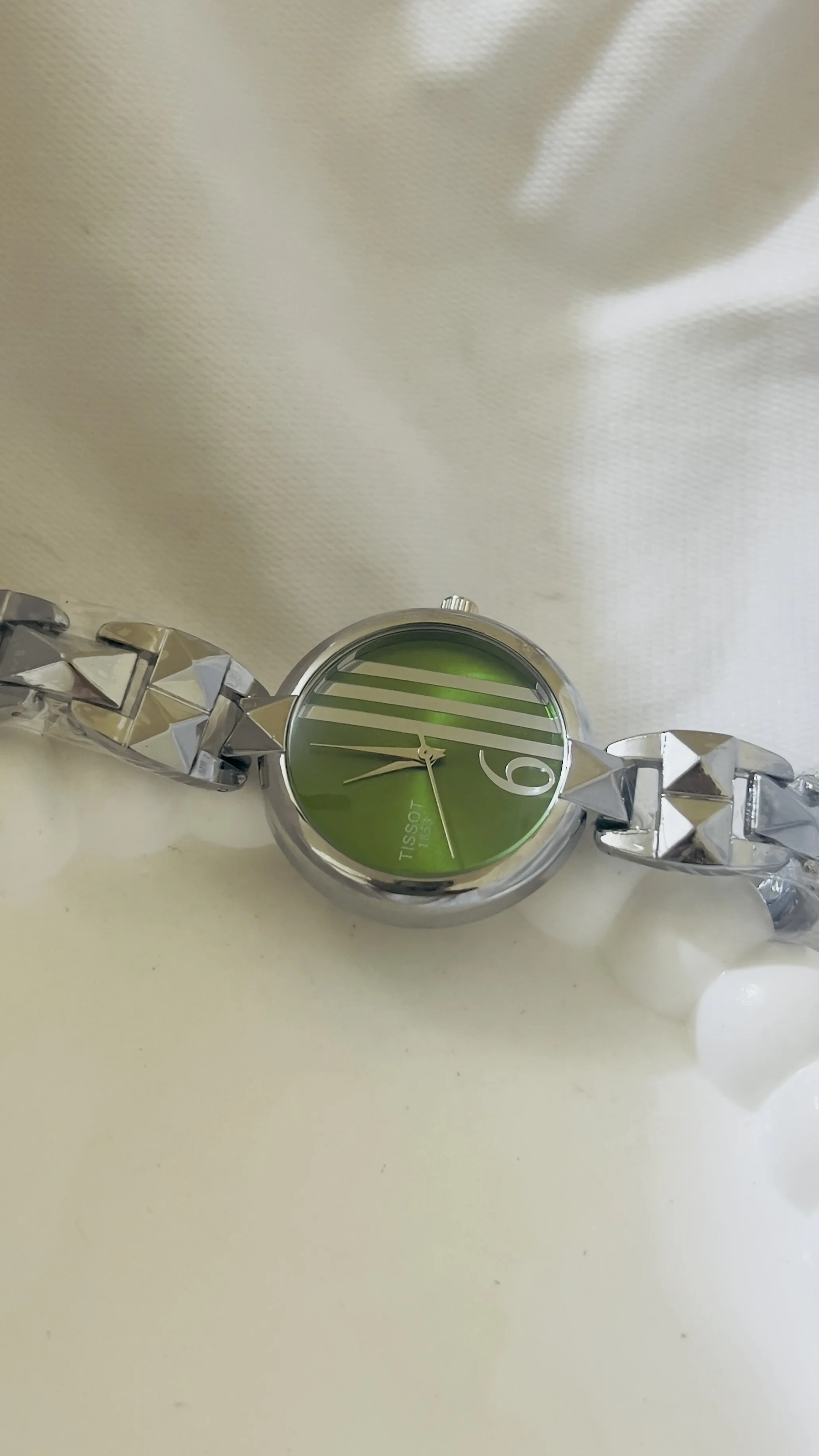 ساعة معدنية