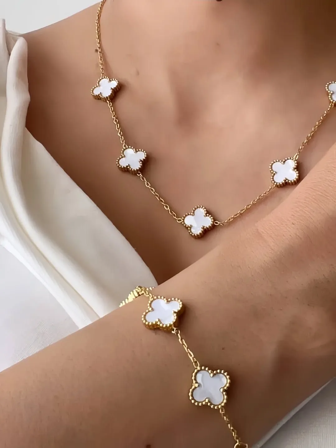 سوار وقلادة فان كليف